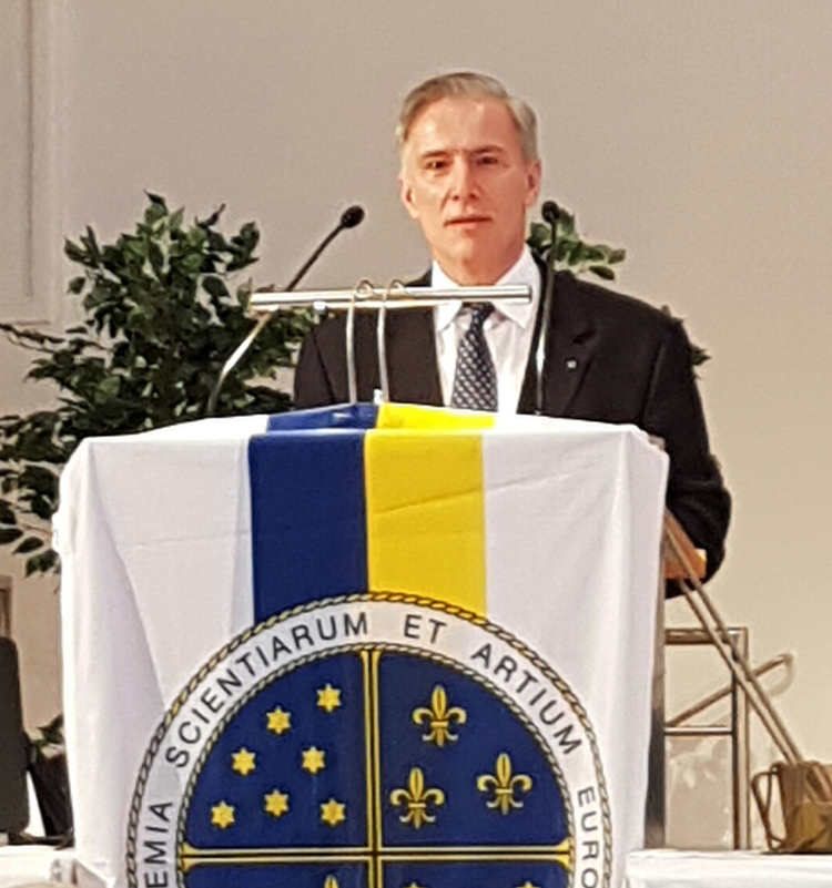 Michael Cosmopoulos speaking in Salzburg, Austria