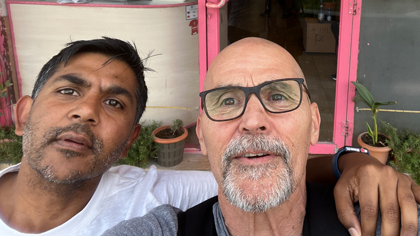 Stephen Wade prend un selfie devant un restaurant avec son ami Tariq Panja devant un restaurant népalais à Doha, au Qatar