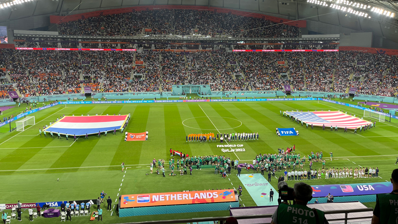 Vue depuis la tribune de presse alors que les équipes s'alignent sur le terrain avant le match de Coupe du monde du 3 décembre entre les Pays-Bas et les États-Unis