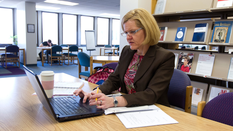 Online undergraduate courses help criminology student work toward her degree