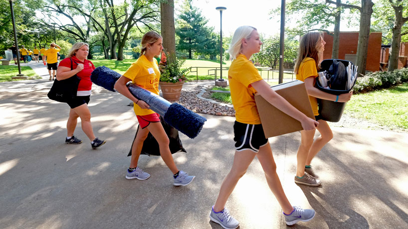 Student volunteers helped move incoming freshmen into Oak Hall on Move-In Day 2015. (Photos by August Jennewein)