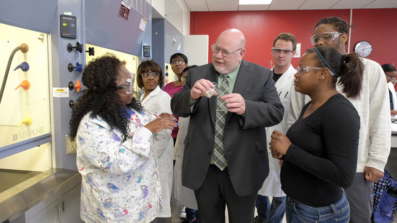 Chemistry alumnus shakes up classroom learning environment after unusual academic path