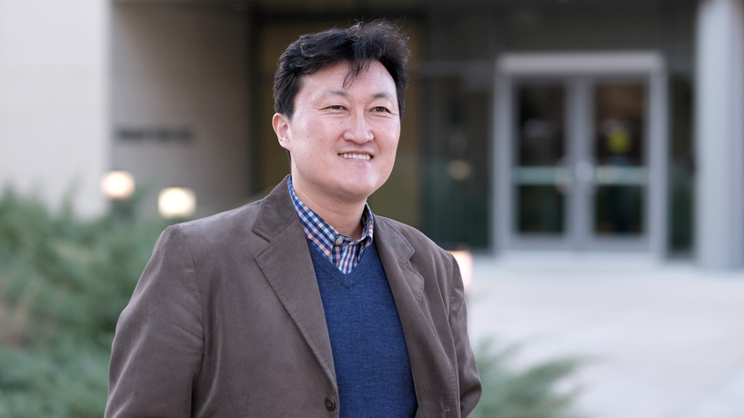 Digital marketing Assistant Professor Ho Kim receives Douglas E. Durand Award for Research Excellence