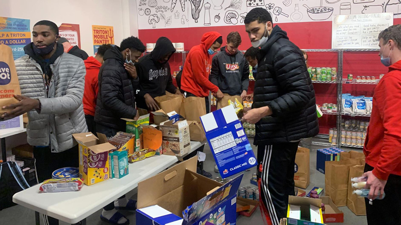 UMSL student-athletes give back during holiday season