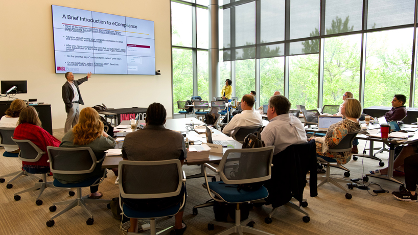 Associate Professor John Meriac teaches members of the 2023 DBA cohort