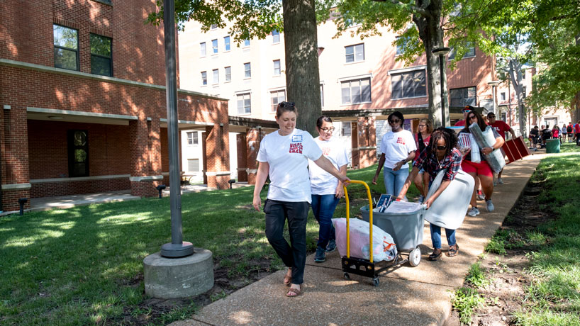 Students check back into Oak Hall on Move-In Day 2022