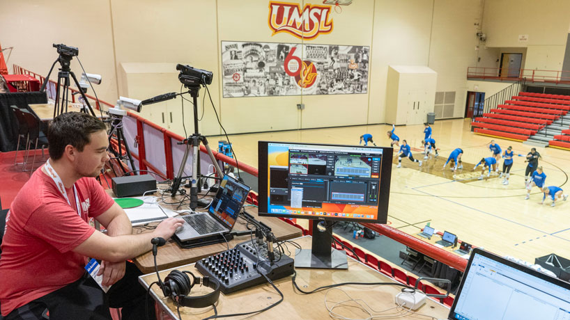 UMSL Athletics, volunteers pitch in to create positive environment during Midwest Region Championship