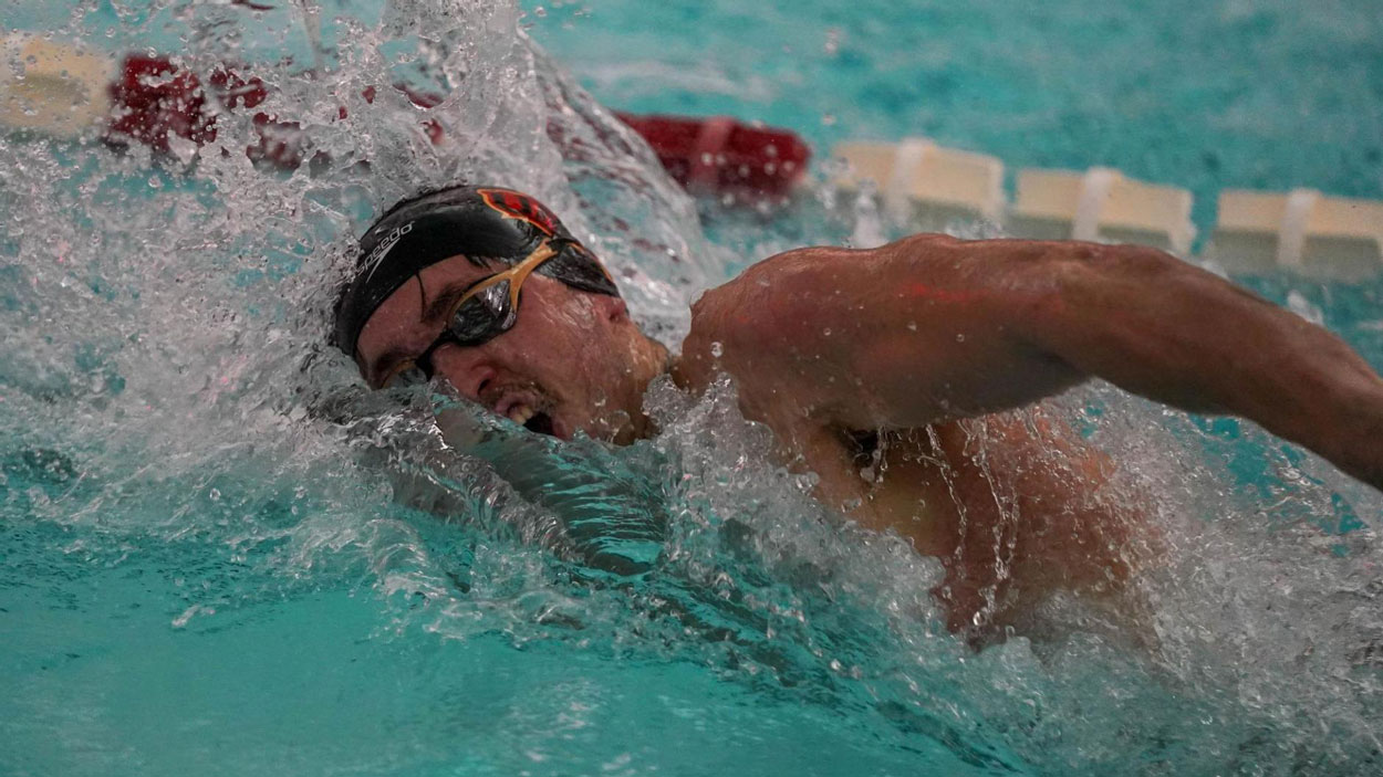 UMSL swimmer Guillem Masjuan Roca moving through the water
