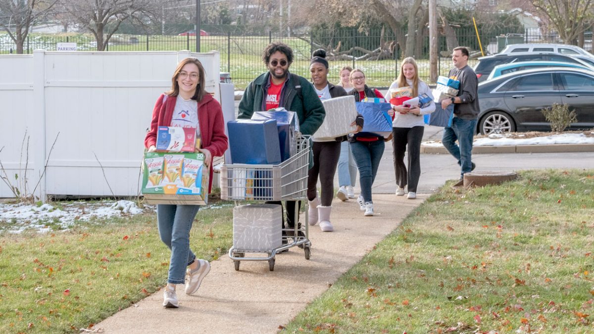 Communication students deliver donated items to HavenHouse St. Louis