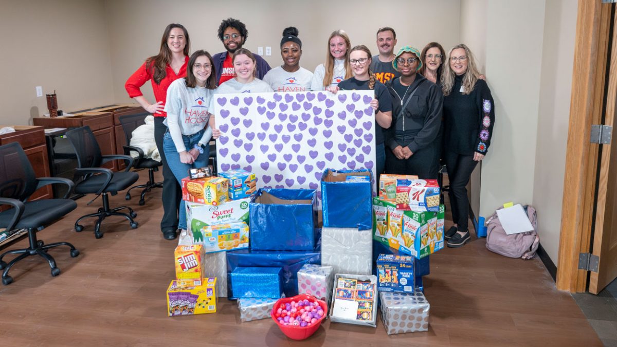 Communication students deliver donated items to HavenHouse St. Louis