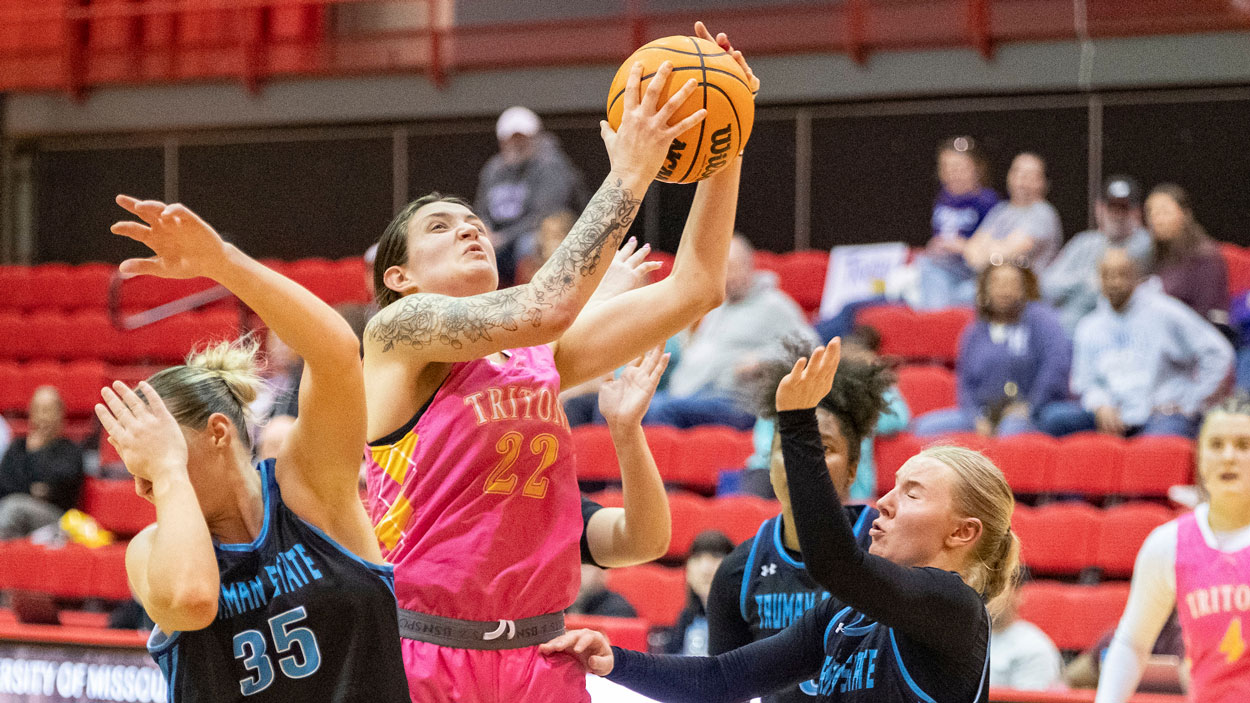 Mara Rieder goes up for a shot