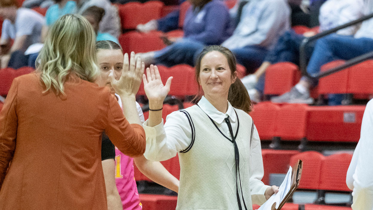 Head Coach Katie Vaughn and Associate Head Coach Emily Samuelson hi five