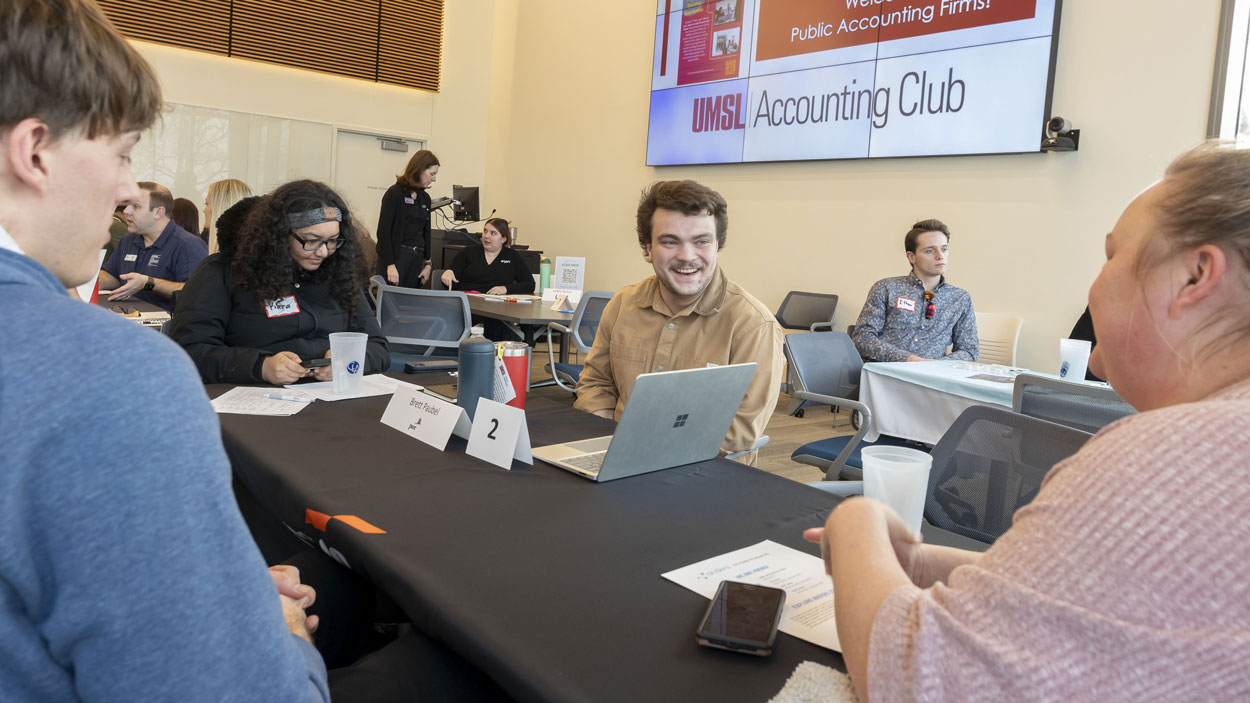 Accounting alum Brett Paubel, an assurance associate at PwC, speaks with students about career opportunities and their futures during the UMSL Accounting Club's "It’s Time to Prepare for Recruiting Opportunities" event on Feb. 3