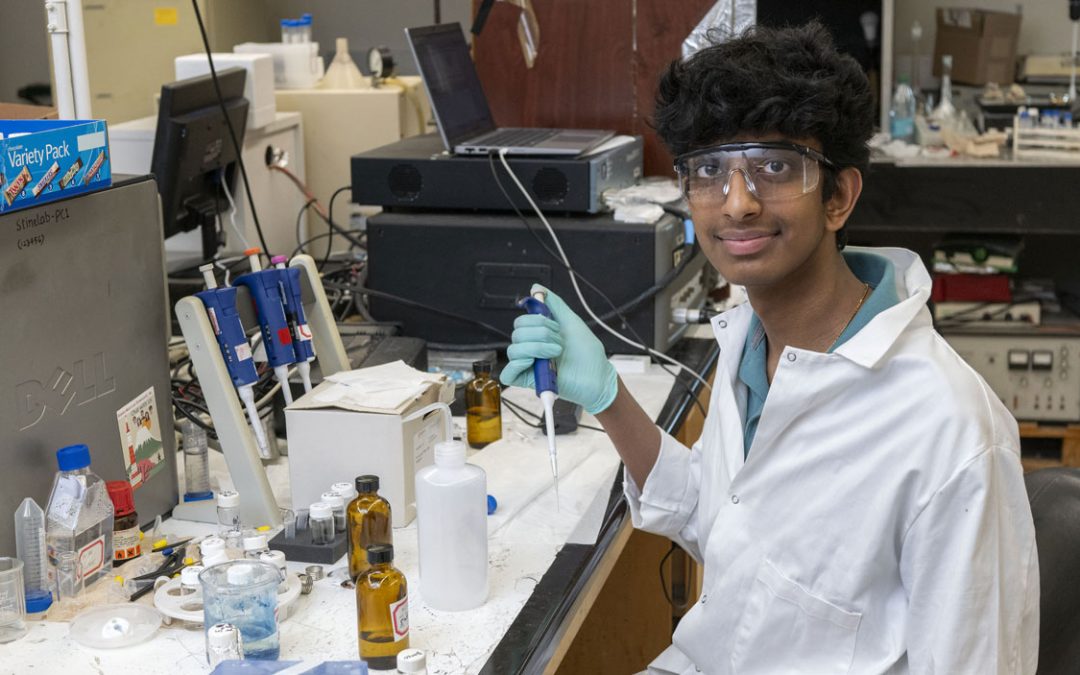 High school student Ayush Vasireddy gaining hands-on chemistry research experience using nanoporous gold at UMSL