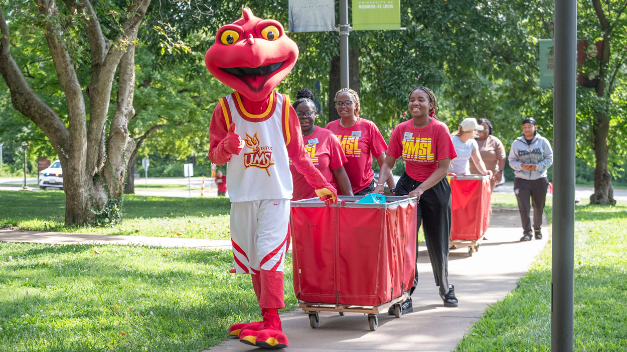 Volunteers from across campus, including Louie the Triton, welcomed families and new students to the University of Missouri–St. Louis during Move-In Day at Oak Hall Thursday. Volunteers pitched in to unloaded cars and shuttle new students’ belongings to their rooms. (Photos by Derik Holtmann)