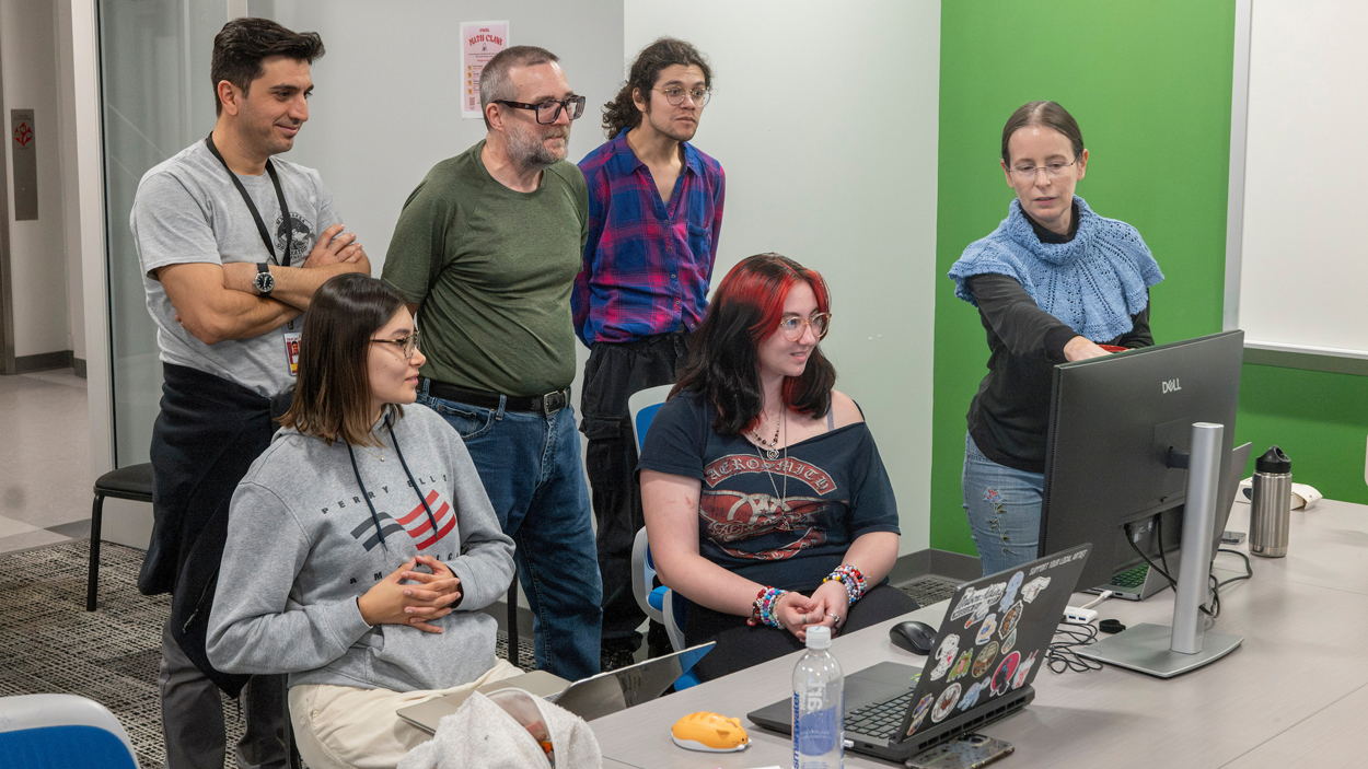 Physics faculty and students conduct comet observation