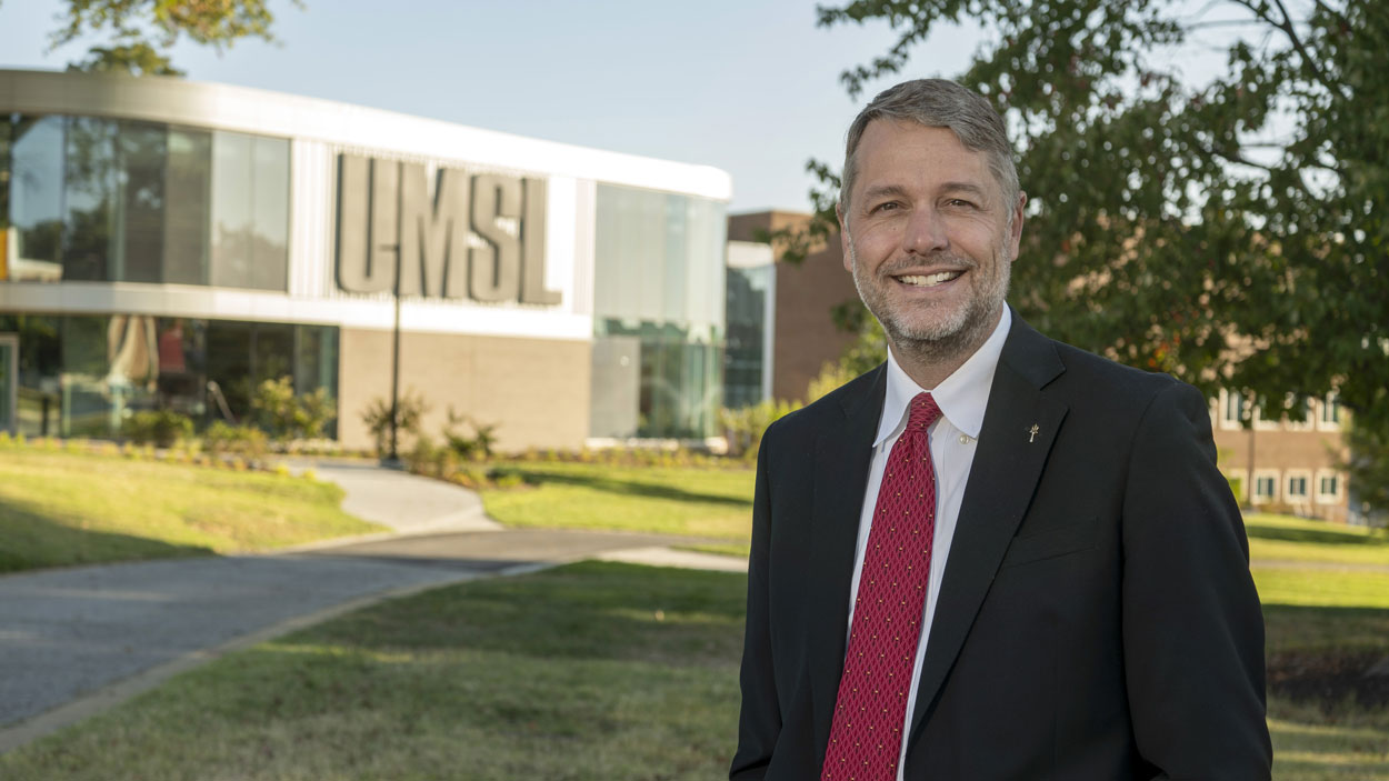 Alum Joe Blanner standing outside the Richter Family Welcome and Alumni Center
